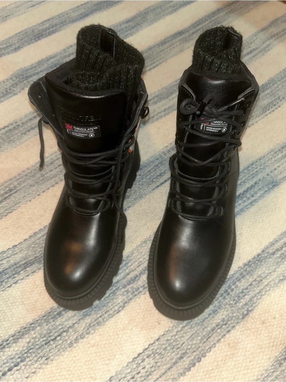 Women’s sz 7 Genuine Leather Waterproof Winter Boot with knit lining